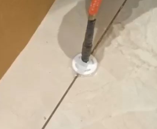 来安瓷砖空鼓维修公司专业解答瓷砖在铺贴过程中，如果没有涂抹均匀到位的粘结材料（如水泥砂浆或瓷砖胶），可能会导致以下问题